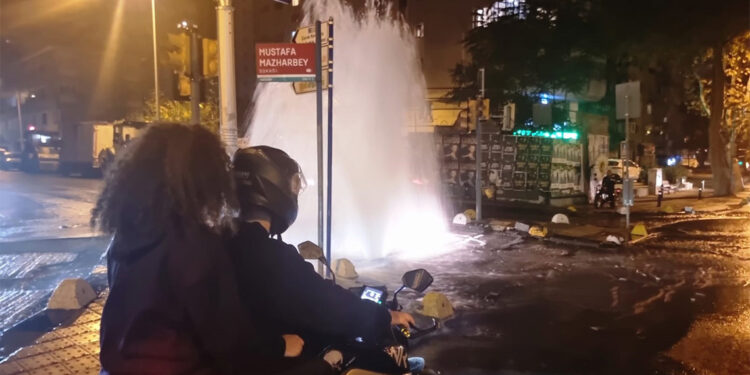 Kadıköy'de su borusu patladı