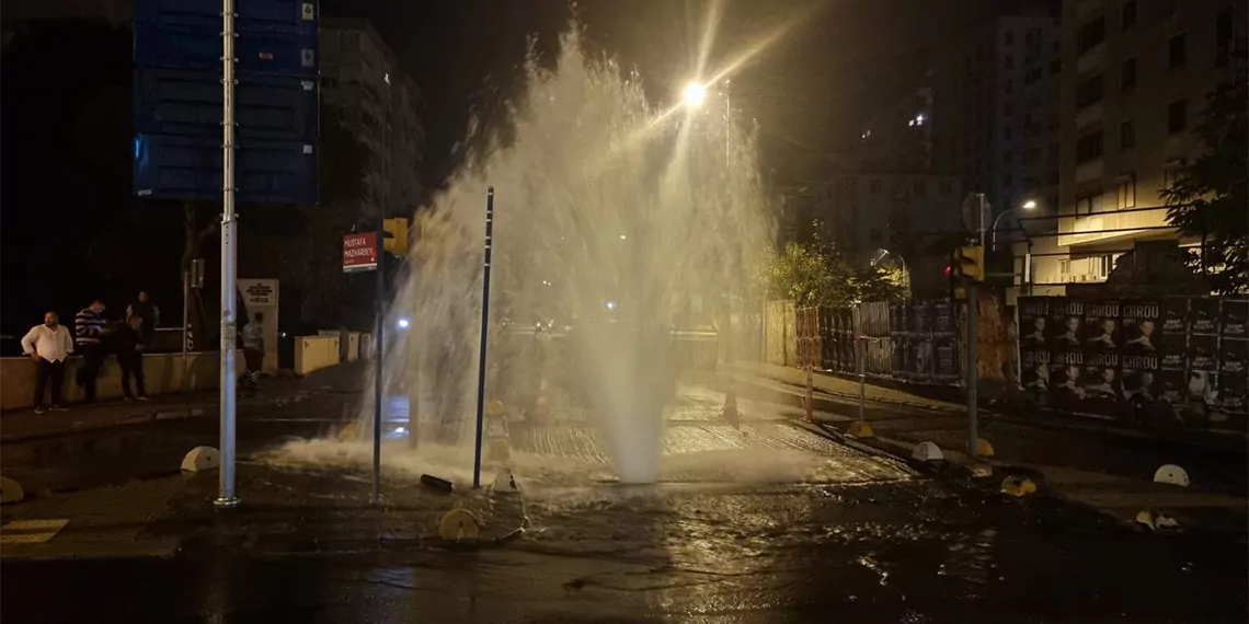 Kadıköy'de su borusu patladı