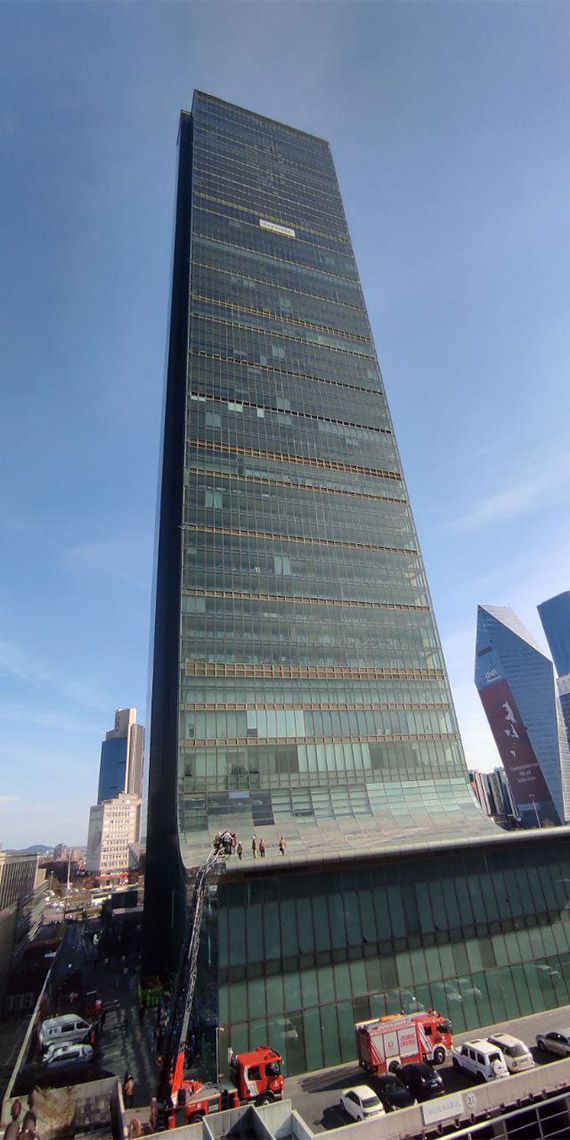 56 katlı AVM'nin asma katında erkek cesedi bulundu