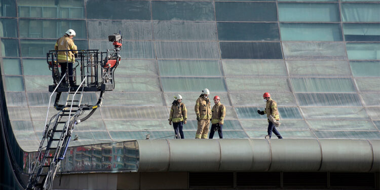 56 katlı AVM'nin asma katında erkek cesedi bulundu