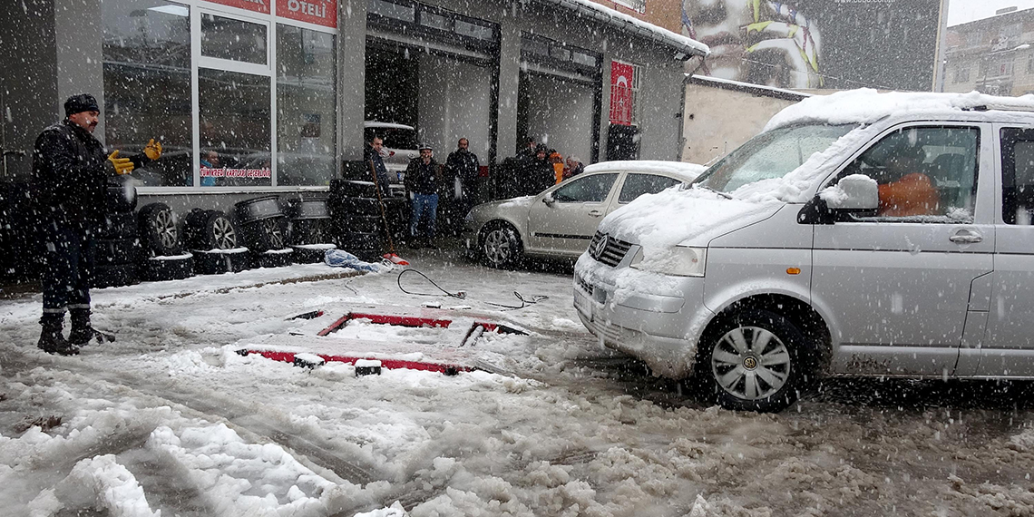 Erzurum'da etkili olan kar yağışı nedeniyle sürücüler lastikçilere akın etti, lastikçilerin önünde uzun kuyruklar oluştu.
