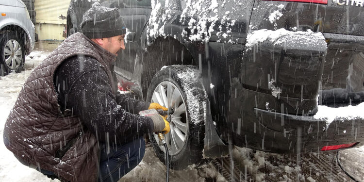 Sürücüler lastikçilere akın etti