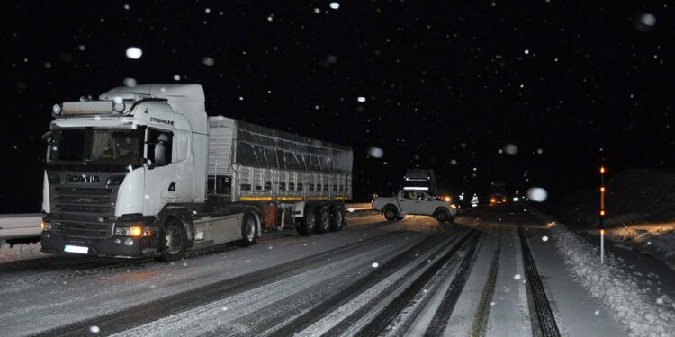 Kars'ta kar esareti; araçlar yolda kaldı