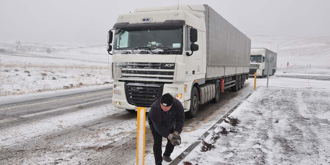 Kars'ta kar esareti; çok sayıda araç buzlanma nedeniyle yolda mahsur kaldı, ekipler kar küreme çalışmasını aralıksız sürdürüyor.