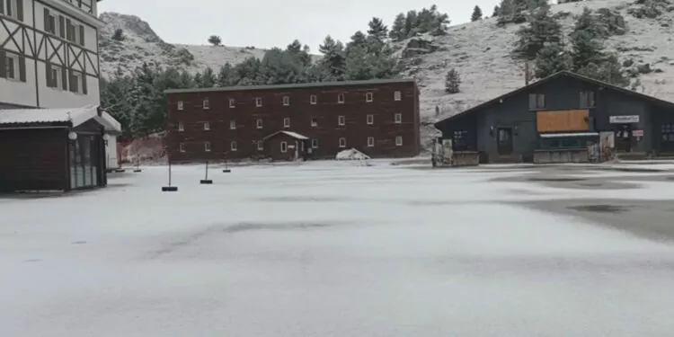 Kartalkaya kayak merkezi'ne mevsimin ilk karı yağdı