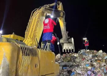 Belediye işçisi geri dönüşüm tesisinde çöp yığını altında kaldı