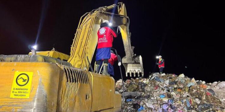 Belediye işçisi geri dönüşüm tesisinde çöp yığını altında kaldı