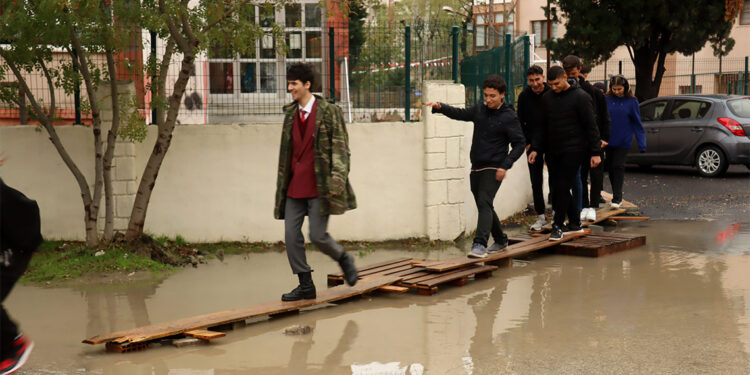 Sağanak nedeniyle lise bahçesi su altında kaldı