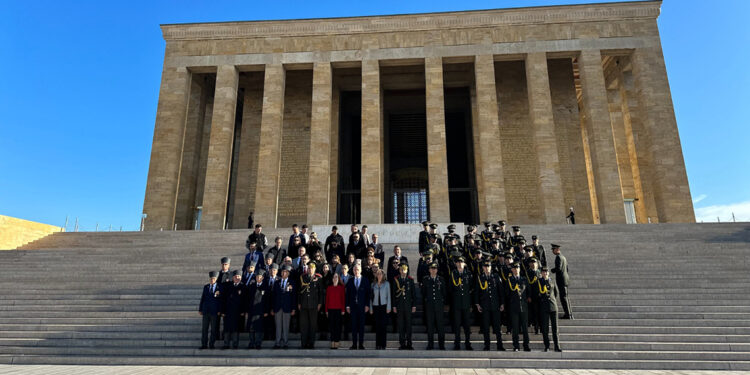 KKTC'nin Ankara Büyükelçisi Anıtkabir'i ziyaret etti