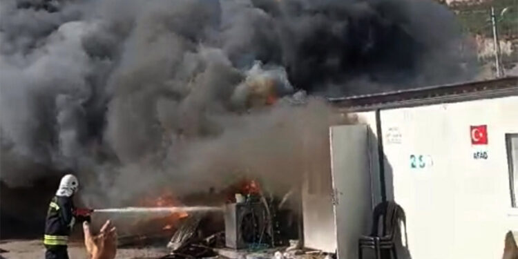 Depremzedelerin yaşadığı konteynerde çıkan yangın söndürüldü