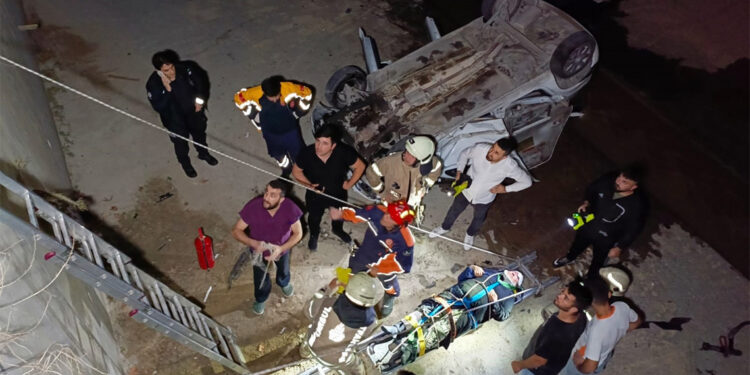 Küçükçekmece'de kazaya karışan otomobil su kanalına uçtu