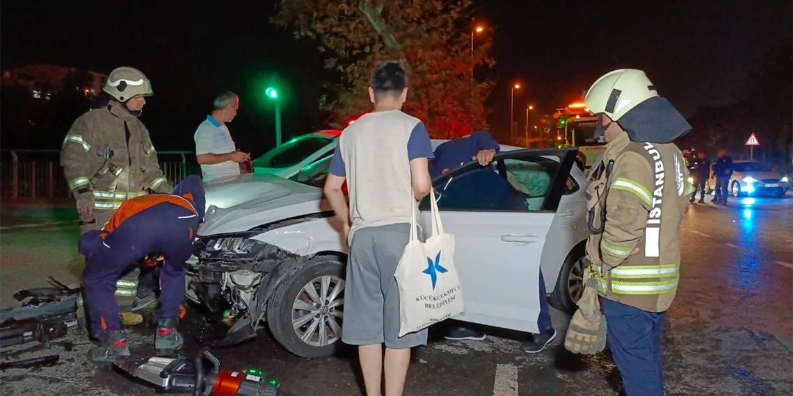 Küçükçekmece'de kazaya karışan otomobil su kanalına uçtu