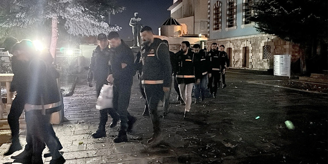 Kütahya'da Daltonlar suç örgütüne yönelik düzenlenen operasyonda gözaltına alınarak adliyeye sevk edilen 10 şüpheliden 8’i tutuklandı.