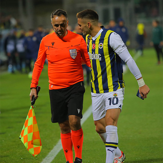 Fenerbahçe Teknik Direktörü İsmail Kartal, “Bu akşamki maçtan sonra Ludogorets matematiksel olarak kendisini potaya soktu. Biz burada kaybettik ama önümüzde 2 tane maçımız var. Biz bu 2 maçtan 4 puan aldığımız zaman gruptan çıkmayı garantiliyoruz” dedi.