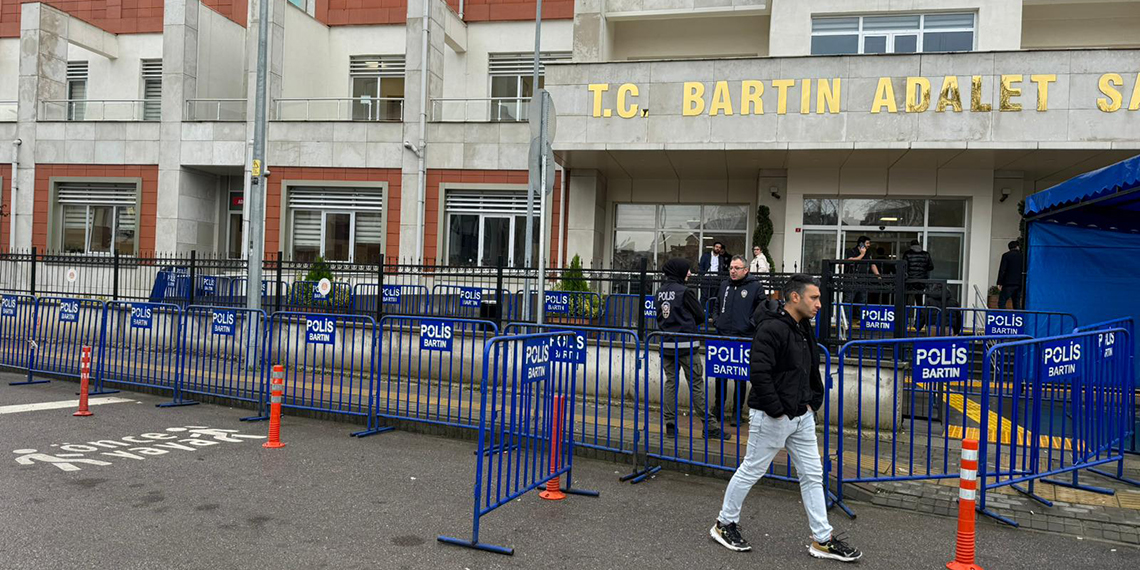 Maden faciası davasında ilk müdahaleyi yapan işçi, tanık olarak dinlendi. Maden işçisi Hasan Özkanca, patlama anında eksi 250 kotunda olduğunu ve eksi 350 kotuna inerek, bütün yaralılara ve hayatını kaybedenlere ilk müdahaleyi yaptığını söyledi.