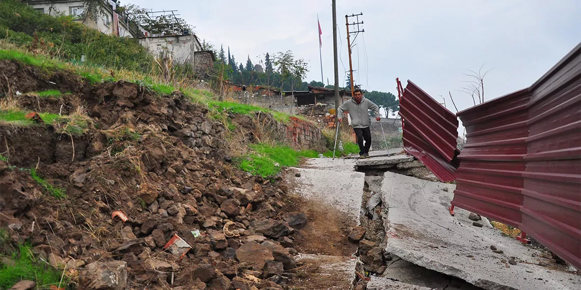 Manisa'da mahallede heyelan tedirginliği; yarıkların oluştuğu mahallede oturan vatandaşlar, ölüm korkusuyla yaşadıklarını belirtti.