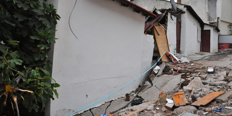 Manisa'da mahallede heyelan tedirginliği