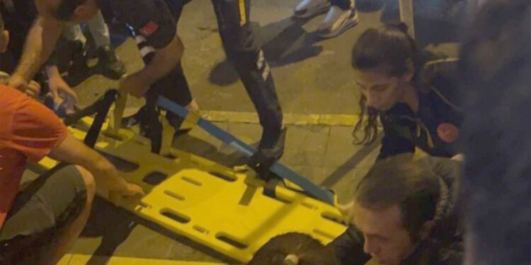 Balkondan otomobilin üzerine düşen kadın ağır yaralandı