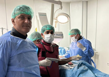 Hastanın şok veren kırık kalp pili kablosu çıkartıldı