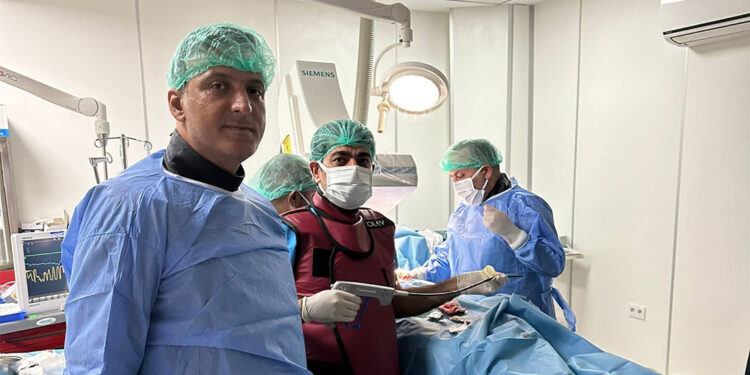 Hastanın şok veren kırık kalp pili kablosu çıkartıldı