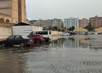 Mardin'de sağanak yağış; iş yerlerini su bastı