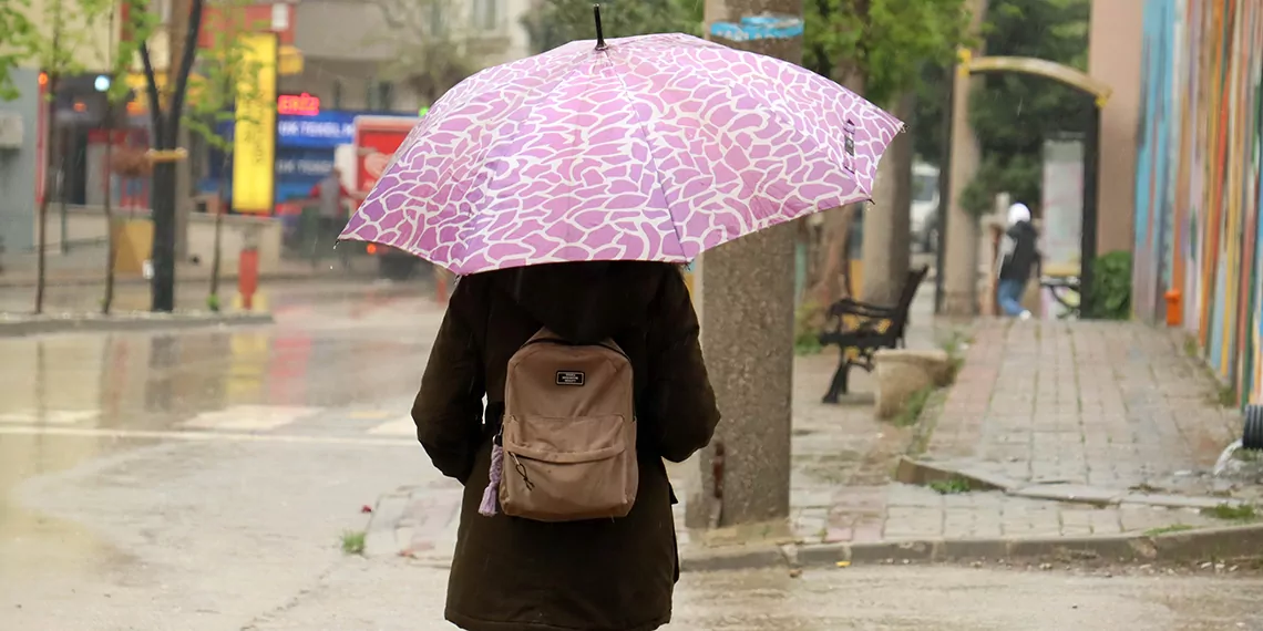 Afet ve acil durum yönetimi başkanlığı (afad) yurt genelinde beklenen sağanak yağış ve fırtına nedeniyle 41'i turuncu, 31'i ise sarı uyarı olmak üzere, 72 il için meteorolojik uyarı yayımladı.