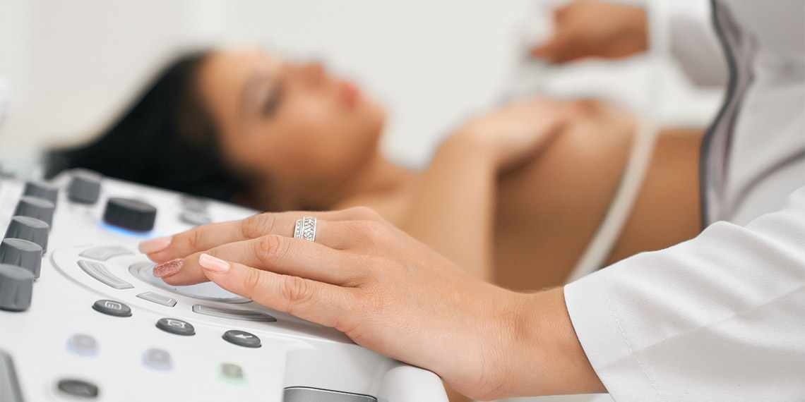 Prof. Dr. Köksal, “Meme kanserinde tümör boyutu ne kadar küçükse ve ne kadar erken tanı konmuşsa, hem tedaviden beklentimiz o kadar fazla oluyor hem de hasta normal yaşamına o kadar hızlı dönebiliyor” diye konuştu.