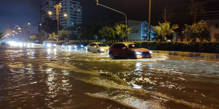 Mersin'de şiddetli yağmur ve fırtına