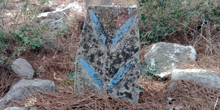 Asırlık mezarlar gizemini koruyor