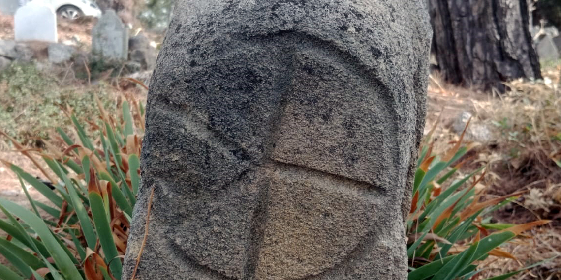 Mersin'in Tarsus ilçesinde asırlık mezarlar gizemini korumaya devam ederken, tarihçi Safi Karataylı açık hava müzesi niteliğindeki mezar taşlarının önce tescillenip, ardından koruma altına alınması gerektiğini belirtti.