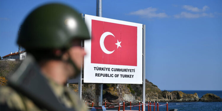 Yunanistan'a geçmeye çalışan 1'i FETÖ mensubu 2 kişi yakalandı