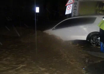Mudanya'da dereler taştı, araçlar sular içinde kaldı