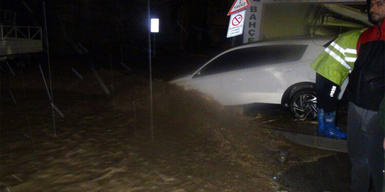 Mudanya'da dereler taştı, araçlar sular içinde kaldı