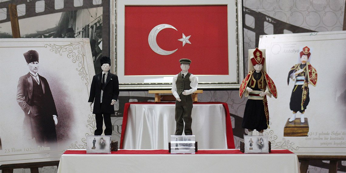 Antalya Olgunlaşma Enstitüsü tarafından hayata geçirilen Gazi Mustafa Kemal Atatürk'ün sivil hayatta giydiği 15 kıyafetinin birebir minyatürünün yer aldığı 'Atatürk Kitre Bebek Sergisi' yoğun ilgi gördü.