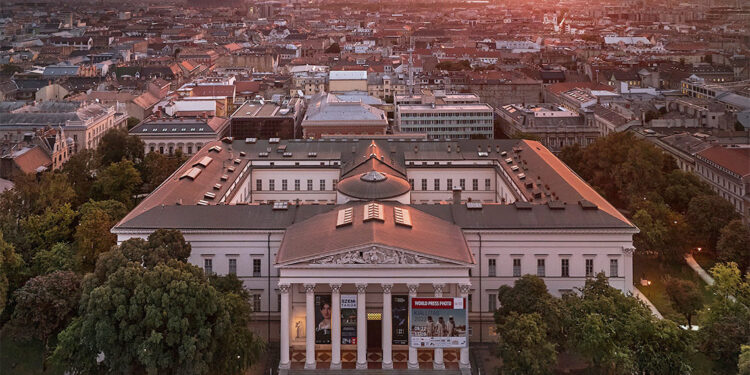 Müze Müdürü, LGBT içerikli sergi nedeniyle görevden alındı