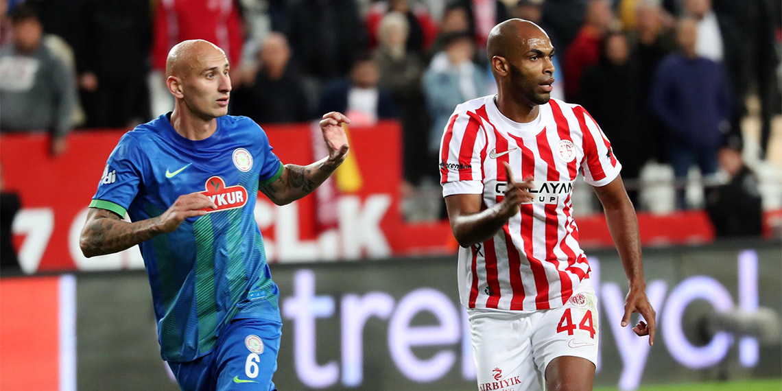 Süper Lig ekiplerinden Fraport TAV Antalyaspor’un sezon başında kadrosuna kattığı ve oğlu Davi (4) ile kayınpederi Walter Tilatti’yi (65) kazada kaybeden 35 yaşındaki Naldo 80 gün sonra tekrar sahalardaki yerini aldı.