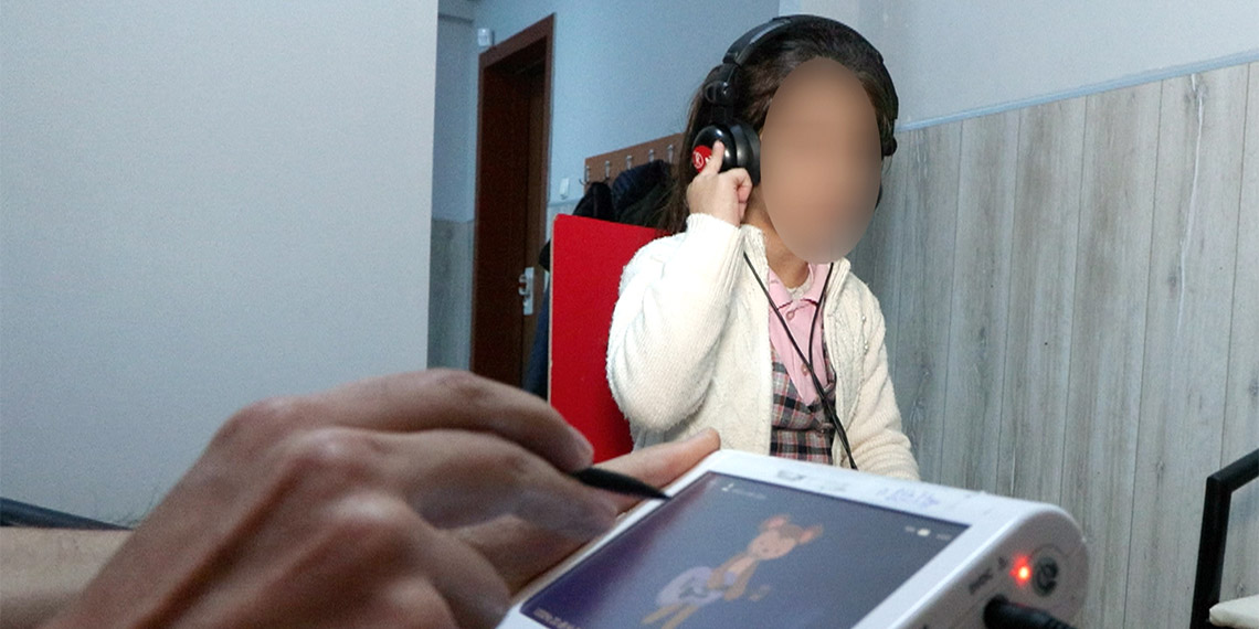 Sağlık Bakanlığı tarafından ilköğretime yeni başlayan çocuklara ücretsiz olarak okullarında yapılan işitme tarama testleri sayesinde, bazen ailelerin bile fark edemediği işitme kayıplarının erkenden önüne geçilmesi planlanıyor.