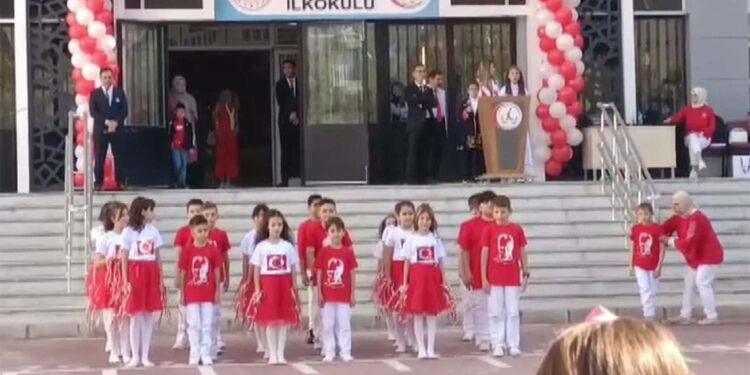 Öğrencisini ötekileştiren öğretmene kınama ve yer değiştirme cezası