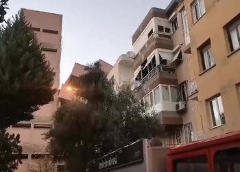 Okul binası yıkımda yan yatınca vatandaşlar mağdur oldu