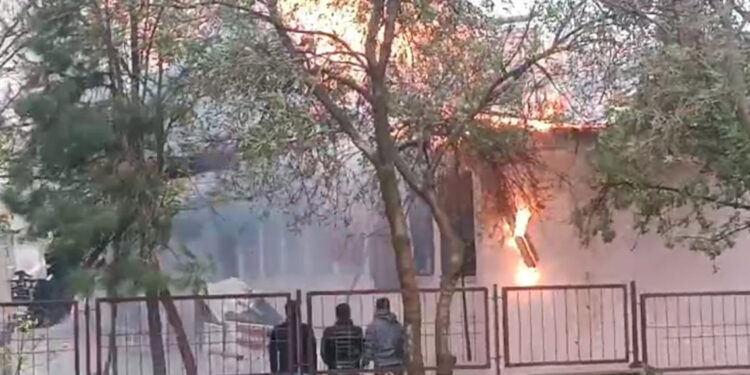 okul çatısında yangın; 300 öğrenci tahliye edildi