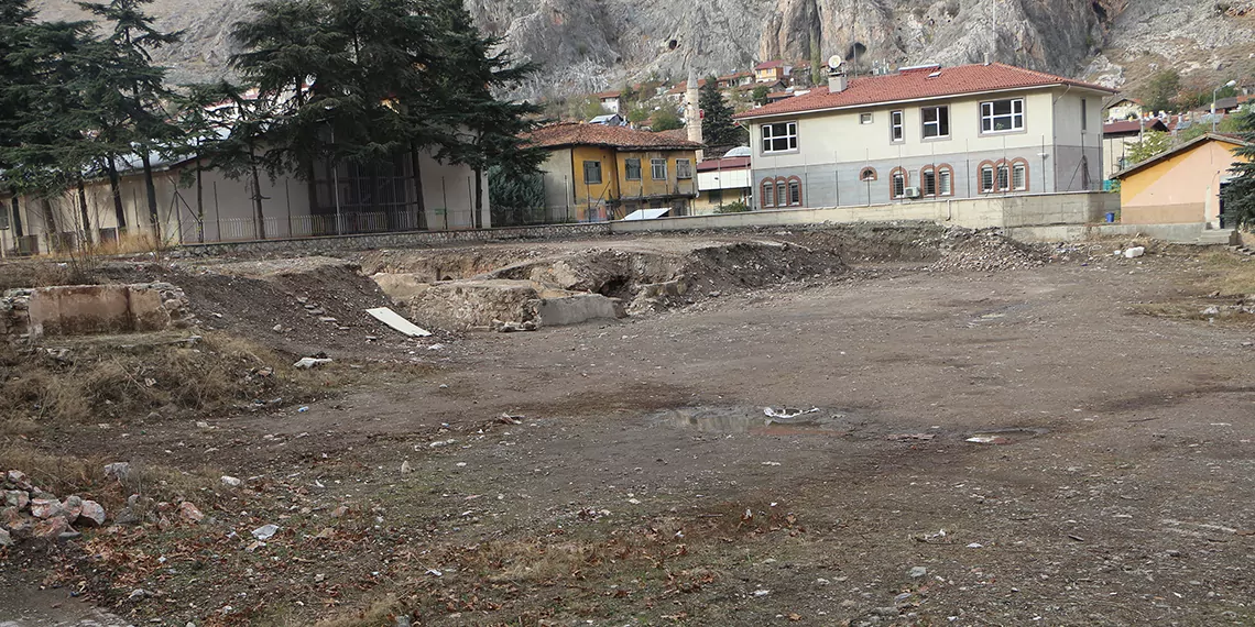 Tokat'a yıkılıp yerine yapacak olan yeni okulun temel kazısında tarihi hamama ait kalıntılar bulundu. Tokat valisi numan hatipooğlu, "burada eski bir hamam kalıntısı var. Bu hamam kalıntısını tamamen ortaya çıkaracağız. Açık hava müzesi haline getireceğiz’’ dedi.