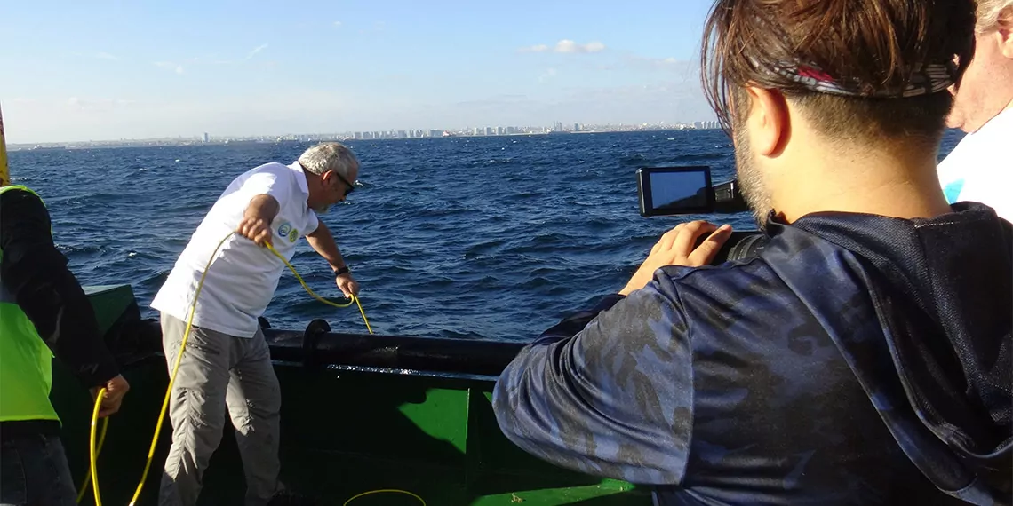 İstanbul üniversitesi su bilimleri fakültesi öğretim üyesi doç. Dr. Bülent topaloğlu koordinesinde yürütülen marmara denizi'ndeki araştırma belgesel film oluyor