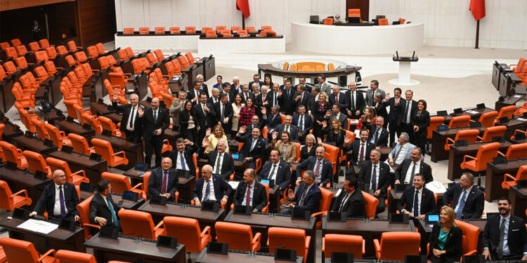 Meclis'te yargı tartışması