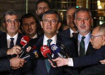 Anayasaya kafa tutmak anayasal suçtur