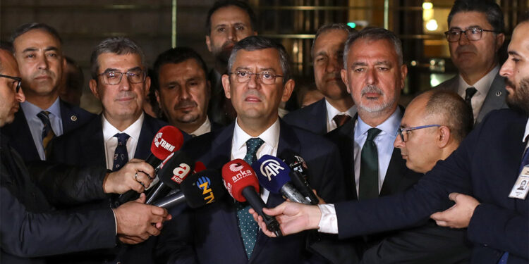 Anayasaya kafa tutmak anayasal suçtur