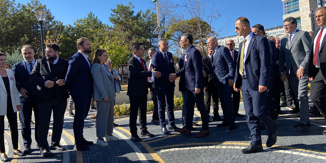 CHP'de genel başkan seçilen Özgür Özel, 'halkı yanıltıcı bilgiyi alenen yayma' suçuna hapis öngören düzenlemenin iptali ve yürürlüğünün durdurulması istemini görüşen Anayasa Mahkemesi (AYM) önünde toplanan basın meslek örgütü temsilcilerine destek verdi. Özel, "Hepimiz biliyoruz ki bu bir sansür yasasıdır" dedi.