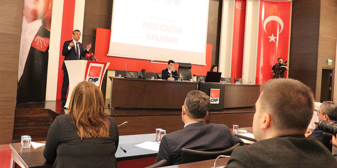 CHP Genel Başkanı Özgür Özel, "Ben, hiçbir belediye başkanını cezalandırmak ve hak ettiği bir görevi kendisine vermemek niyetinde değilim. Hiçbir belediye başkanı hak etmediği bir yere gelmeyecek. Türkiye’de hiçbir il ve ilçede, genel başkanın söz verdiği ya da değişim ekibinin söz verdiği bir belediye başkan adayımız yok" dedi.