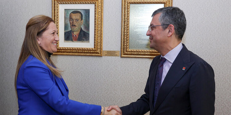 Özgür Özel DİSK Genel Başkanı ile bir araya geldi