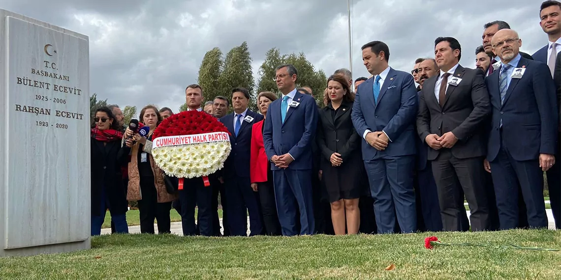 Chp genel başkanlığı'na seçilen özgür özel, mazbatasını aldıktan sonra kemal kılıçdaroğlu ile görüşülüp, devir teslim yapılacağını belirterek, "türkiye'yi yönetmeye layık gördüğümüz ve her 2 kişiden neredeyse birinin desteğini almış sayın kemal kılıçdaroğlu'nun deneyimlerinden, birikimlerinden yararlanmayı sürdüreceğiz" dedi.