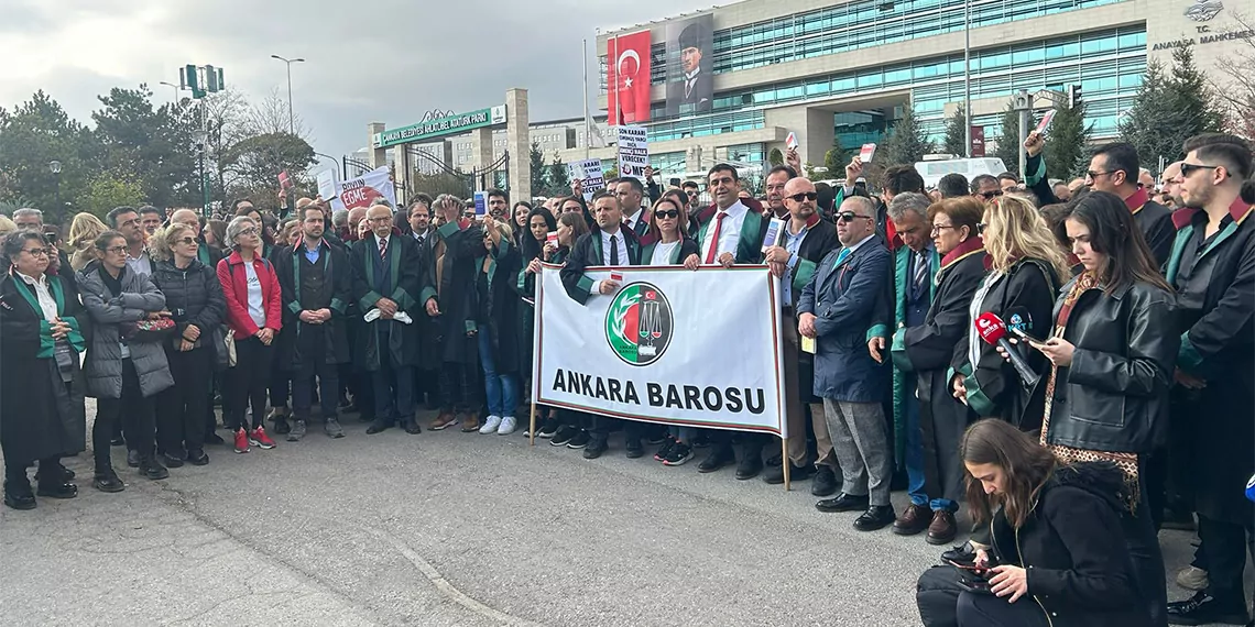 Cumhuriyet halk partisi genel başkanı özgür özel'den yargıtay'ı protesto eden avukatlara destek